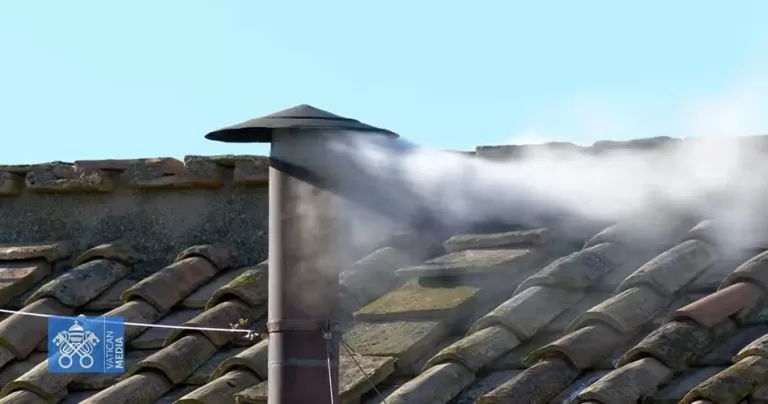 Fumaça branca sai da chaminé da Capela Sistina, e Igreja Católica elege novo papa