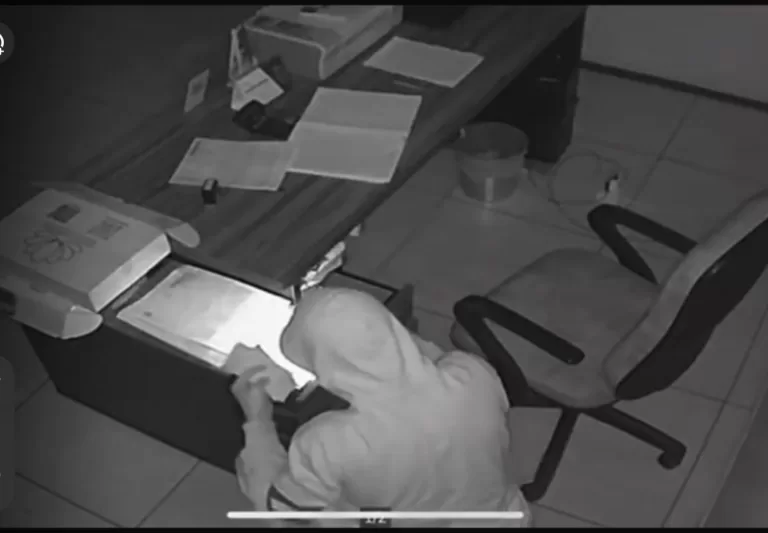 Câmeras registram ladrão furtando dinheiro em lavacar de Mercedes