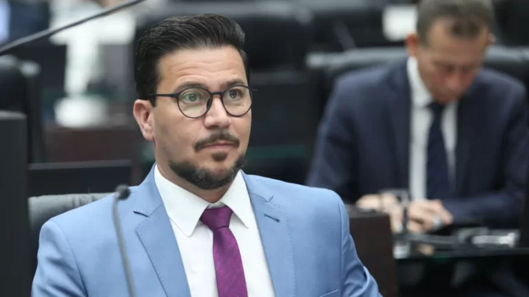 Oposição rejeita projeto que cria a política de naming rights e aproveitamento de espaços públicos no Paraná