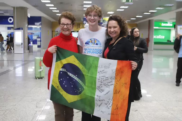 Inglês afiado e experiência de vida: 75 alunos do Ganhando o Mundo voltam da Irlanda