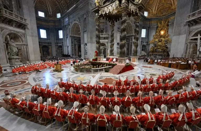 Vaticano inicia conclave para eleger novo papa com missa solene e isolamento dos cardeais