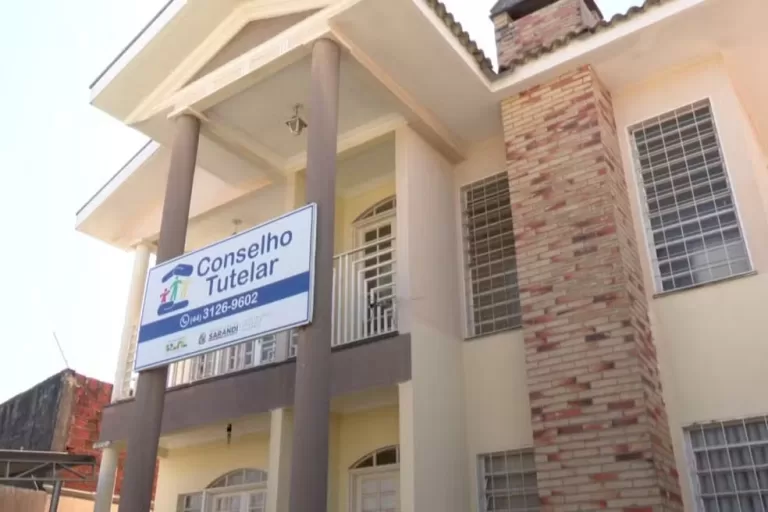 Bebê deixado em boca de fumo como garantia de pagamento de dívida foi resgatado