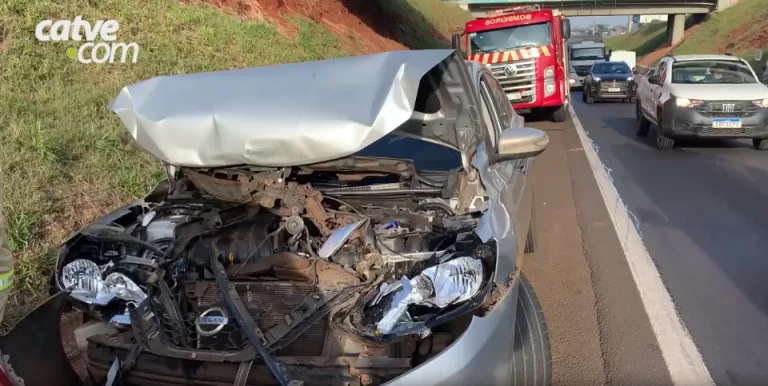 Batida traseira envolve dois carros e caminhão na BR-277 em Cascavel