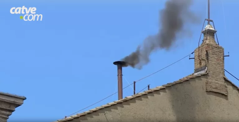 Ainda sem papa: fumaça preta volta a sair da chaminé