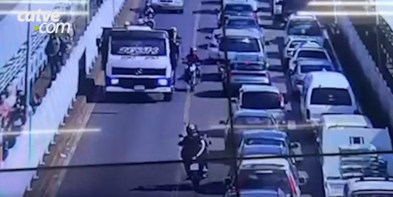 Motociclistas batem de frente na Ponte Internacional da Amizade; veja vídeo