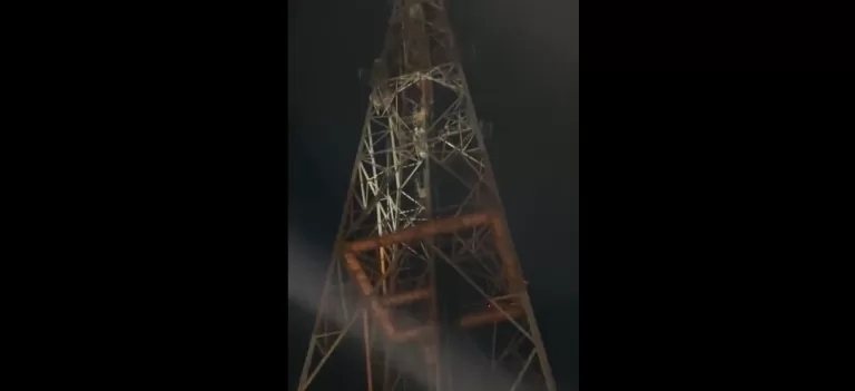 Jovem sobe torre de 30 metros em Marechal Rondon e ameaça se jogar; veja vídeos