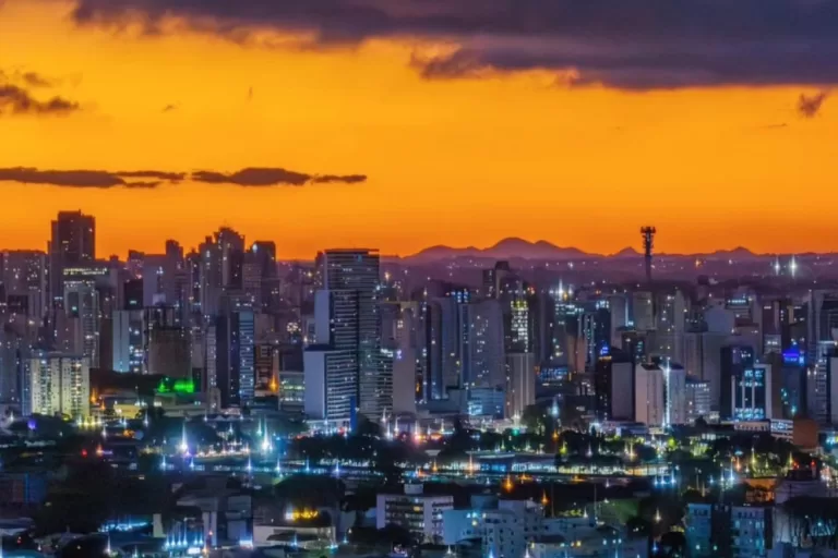 Céu laranja: poluição impacta na luz do sol e alerta para risco de incêndios, explica o Simepar