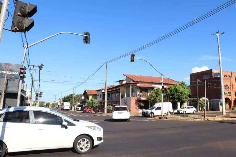 Secretaria de Mobilidade pede atenção dos motoristas no semáforo da Irio Welp