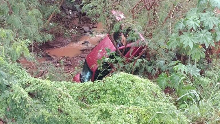 Condutora perde o controle e carro despenca em barranco às margens de riacho em Toledo