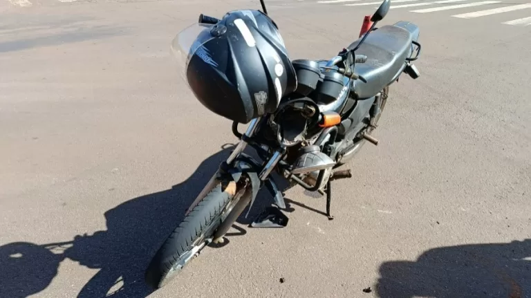 Pai e filho ficam feridos em colisão entre motocicleta e caminhonete em Toledo