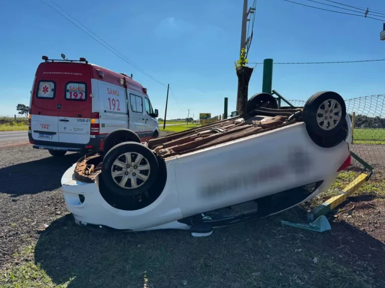 Carro capota na PR-491 entre Nova Santa Rosa e Marechal Rondon