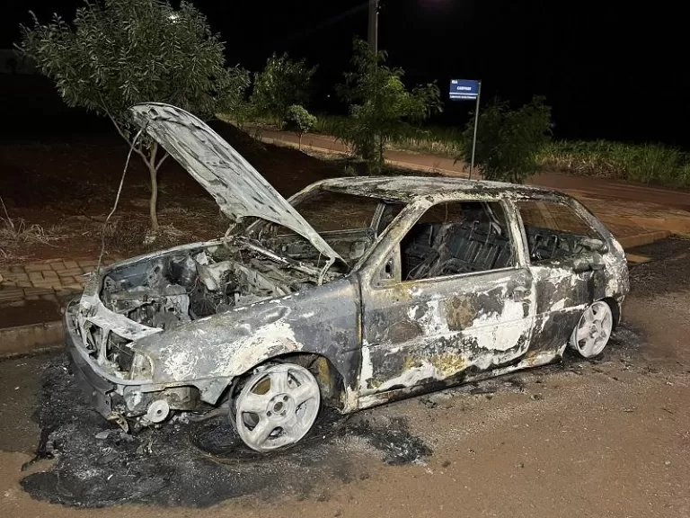 Carro destruído por incêndio em Nova Santa Rosa foi furtado em Marechal Rondon