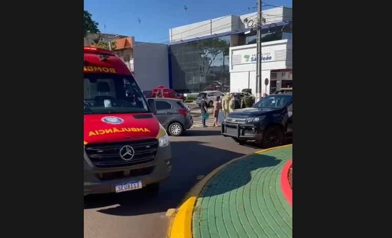 Casal fica ferido em acidente na Rotatória da Bandeira no centro de Marechal Rondon