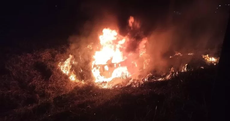 Veículo é destruído por incêndio às margens da BR-163
