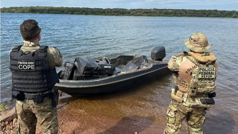 Policiais apreendem embarcação com oito mil maços de cigarros contrabandeados no Lago de Itaipu
