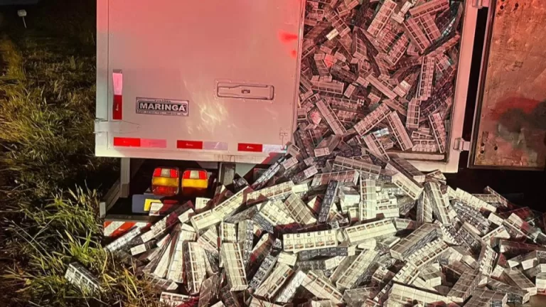 Caminhão carregado com 175 mil maços de cigarros é abandonado em lavoura 