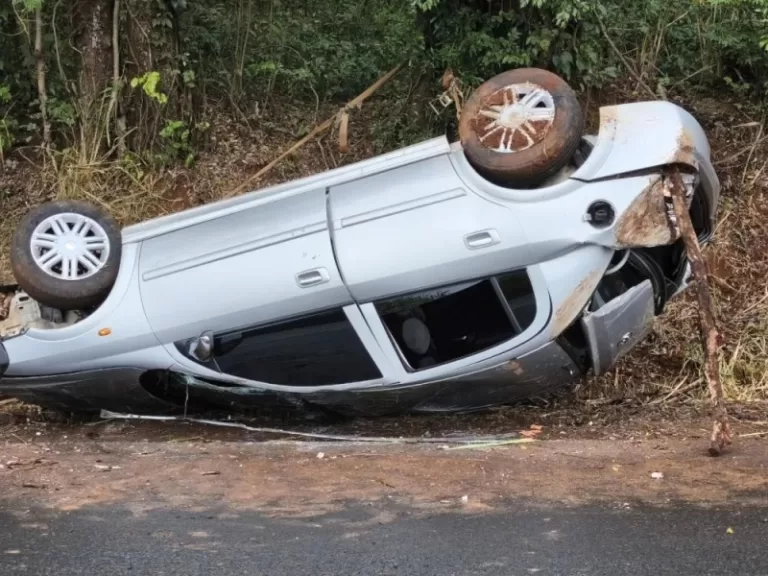 Carro capota na rodovia entre Marechal Rondon e Pato Bragado