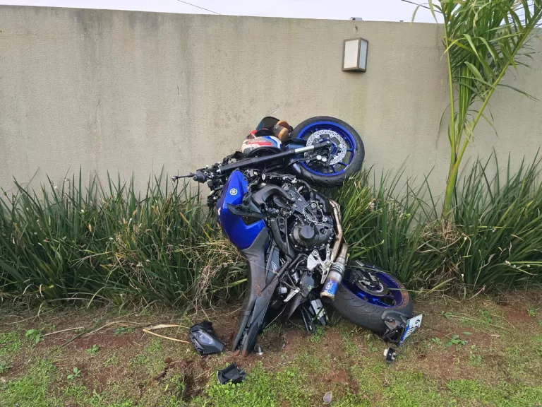Moto de alta cilindrada fica pendurada no muro após acidente em Toledo