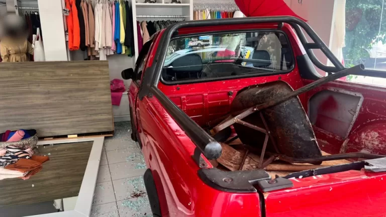 Após batida, veículo invade loja de roupas em Toledo