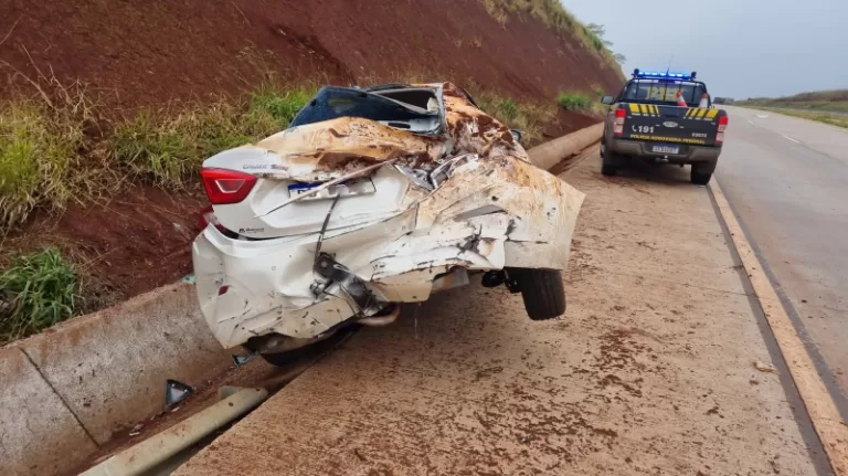 Carro de Mercedes fica destruído em acidente na BR-163