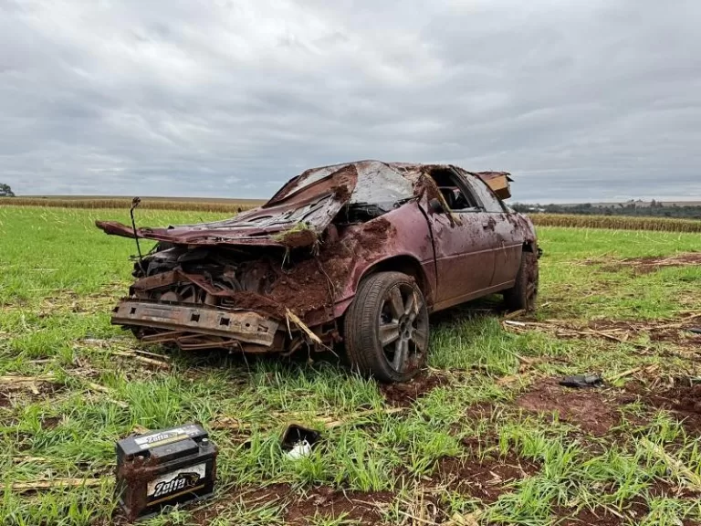 Jovem de Nova Santa Rosa capota Vectra e é ejetado do carro na PR-589