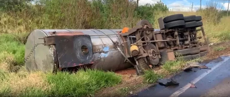 Carreta com 30 mil litros de leite tomba na BR-163