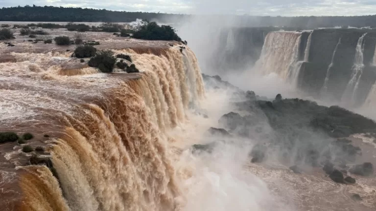 Vazão das Cataratas do Iguaçu aumenta quase o dobro com as chuvas no Paraná