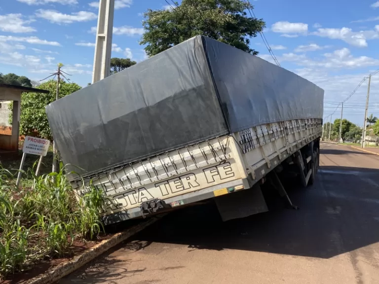 Asfalto cede e carreta afunda em rua de Mercedes