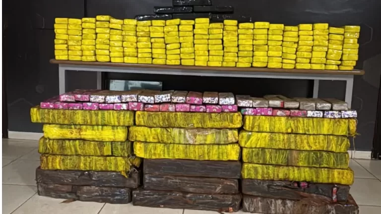 Casal abandona carro carregado com 346 quilos de maconha na PR-323