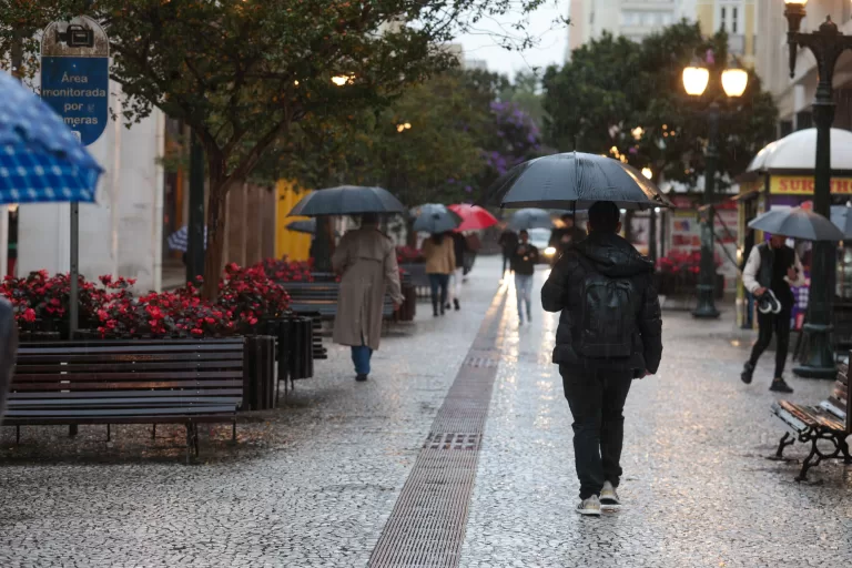 Feriado terá mudança no tempo: sexta-feira deve ter chuva em partes do Paraná