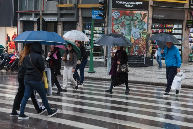 Paraná teve chuvas intensas no fim de semana e previsão indica novas pancadas isoladas