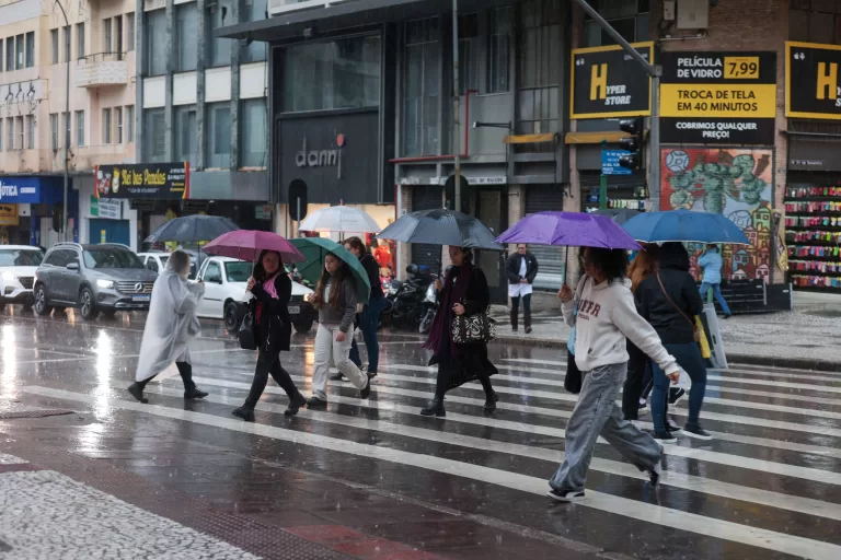 Paraná registra raios e granizo: chuva diminui na sexta, mas ganha força no fim de semana