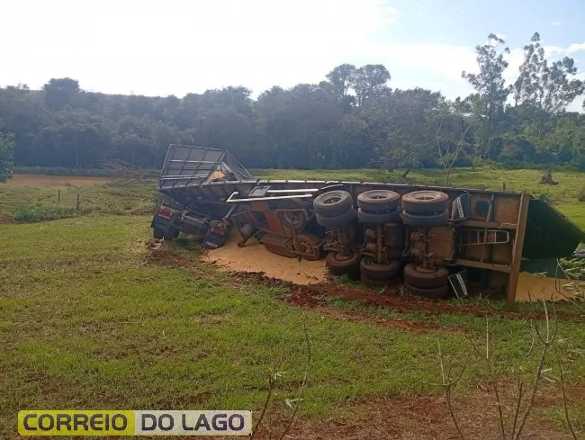 Caminhão tomba no interior de Santa Helena