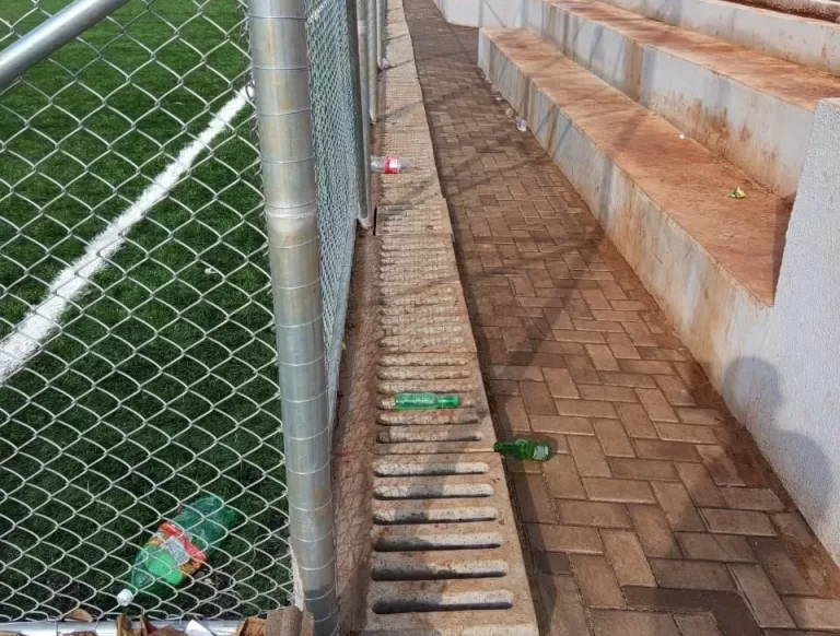 Sem ser entregue oficialmente, campinho do bairro Primavera já foi vandalizado