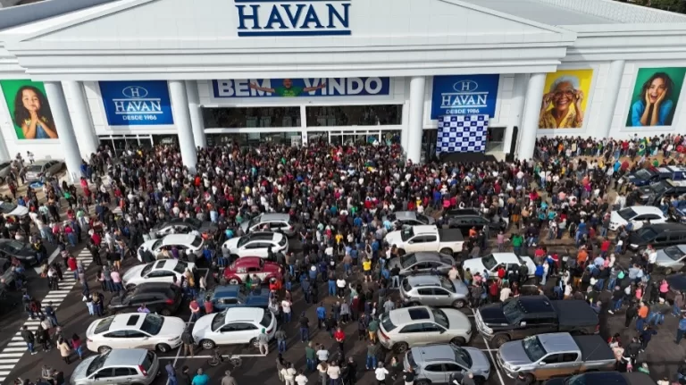 Luciano Hang recebe clientes na porta da nova megaloja da Havan em Toledo