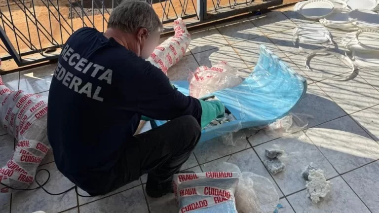 Receita Federal intercepta 320 quilos de drogas em carga de piscina