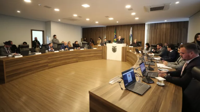 Em reunião extra, CCJ aprova proposta que reajuste salários dos professores da rede pública estadual de ensino
