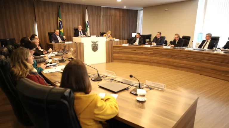 Desafios para enfrentar baixas taxas de imunização no Paraná são debatidos em prestação de contas da Sesa na Assembleia