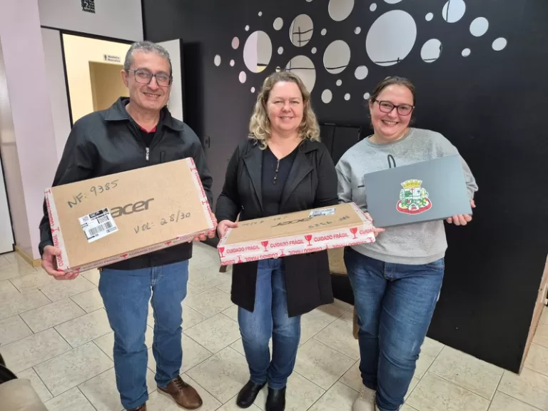 Mercedes entrega de notebooks a todos professores concursados do município