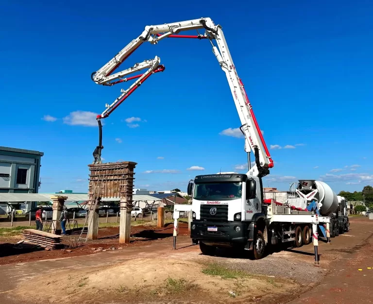 Rua Coberta de Mercedes avança com concretagem dos pilares de sustentação