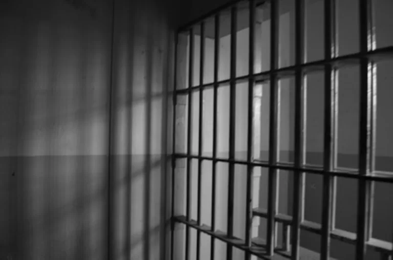 Homem é preso por embriaguez ao volante e danos ao patrimônio municipal