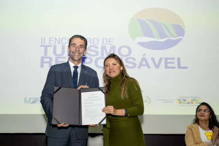 Itaipu assina com Ministério do Turismo pacto contra exploração sexual de crianças e adolescentes