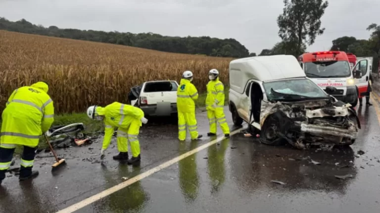 Batida frontal deixa dois mortos e dois feridos na BR-277