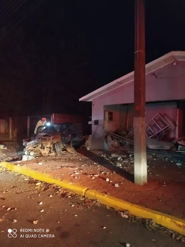 Motorista colide contra igreja durante fuga da Polícia Militar em Marechal Rondon
