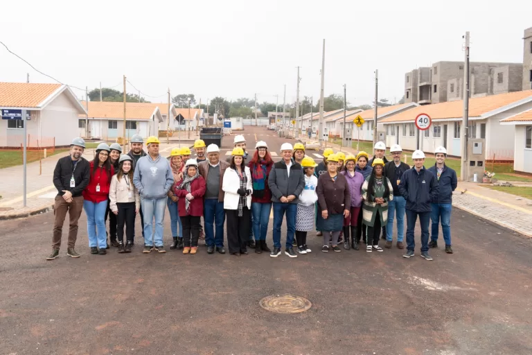 Futuros moradores visitam casas construídas pelo Projeto Moradias