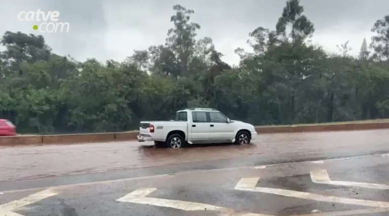 Volume de água alaga PRC-467 e complica trânsito em Cascavel
