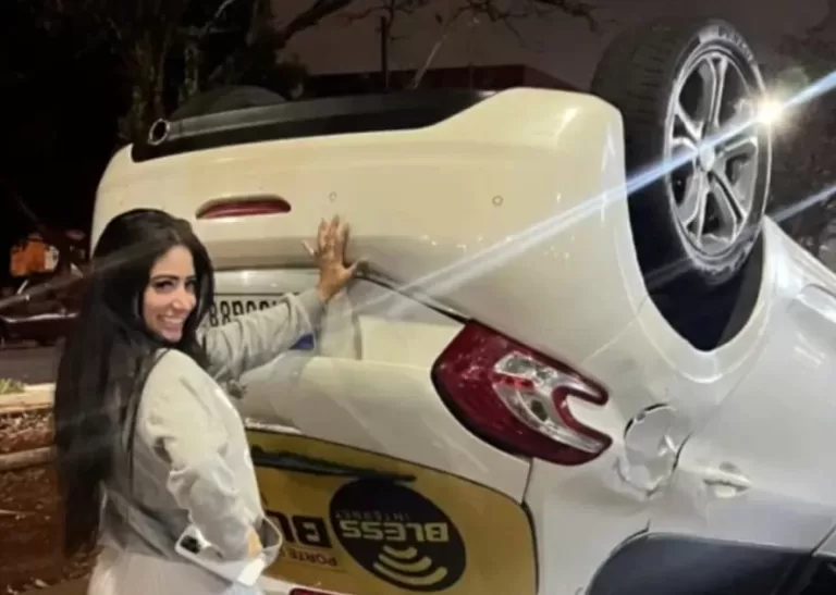 “Miss Capote”: jovem viraliza após postar foto ao lado de carro capotado no Paraná