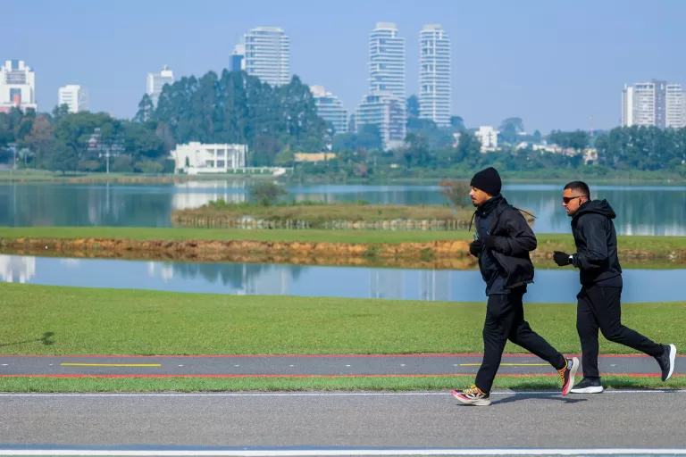 3ª Caminhada do Meio Dia reforça combate ao feminicídio e mobiliza comunidade em ato simbólico