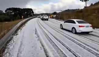Rodovia em Santa Catarina fica branca após forte chuva de granizo; veja vídeo