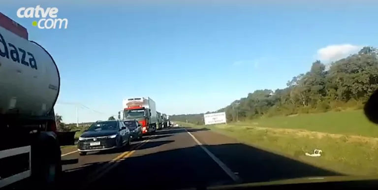 Pista é temporariamente interditada na BR-277 em Cascavel; veja vídeo